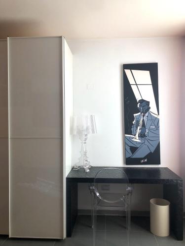 a room with a desk with a picture of a man at Hotel La Rocca in Nogarole Rocca
