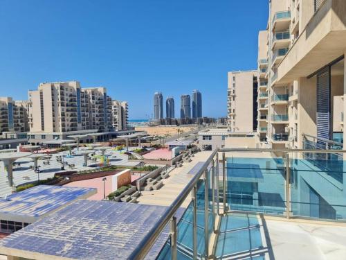 - un balcon offrant une vue sur la ville dans l'établissement Alamein downtown north cost, à El Alamein
