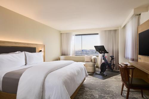 Letto o letti in una camera di The Westin Los Angeles Airport