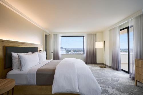 um quarto com uma cama grande e uma janela grande em The Westin Los Angeles Airport em Los Angeles