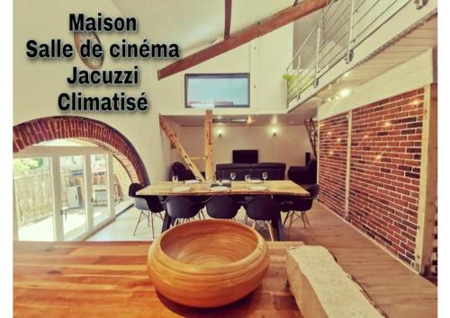 Maison de village, jacuzzi, salle cinéma