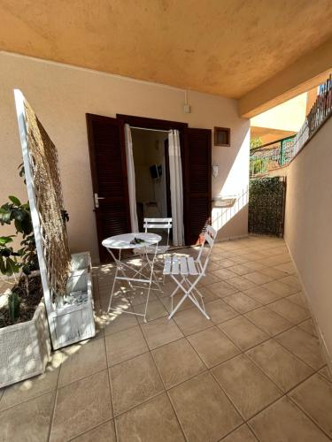a balcony with a table and chairs in a house at Arcobaleno Tropea centro in Tropea