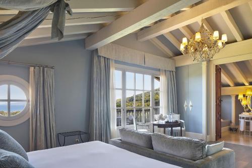 um quarto com uma cama e uma grande janela em Hotel Iturregi em Getaria