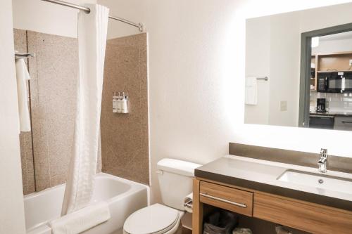 Bilik mandi di Candlewood Suites Richmond Airport by IHG