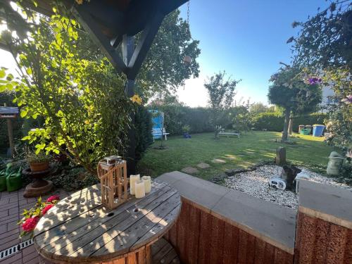 a wooden table in a garden with candles on it at Idyllische Gästehaus im grünen in Altenstadt