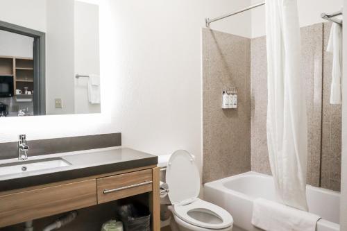 Bilik mandi di Candlewood Suites Richmond Airport by IHG