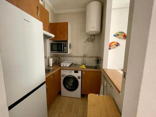 uma cozinha com uma máquina de lavar roupa e uma máquina de lavar roupa em Apartamento Vive Garrucha em Garrucha