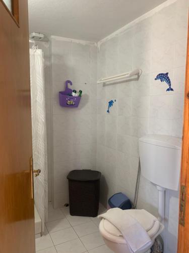 y baño con aseo y ducha. en Perivoli Guest Rooms en Kókkinos Pírgos