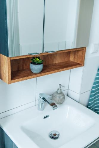 ヴィッテンにあるCasa Melisa I 61m² I WLANの洗面台と鏡を備えたバスルームのカウンター