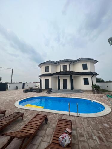 una casa con piscina frente a ella en Villa Diamond, en Bijeljina