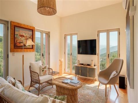 MártirにあるOuteiro Douro Houseのソファとテレビのあるリビングルーム