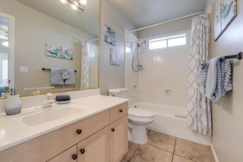 Un baño con lavabo, inodoro y ducha. en Family-Friendly St George Condo with Community Pools, en St. George