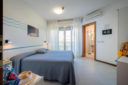 - une chambre avec un lit bleu dans l'établissement Hotel Marisa, à Caorle