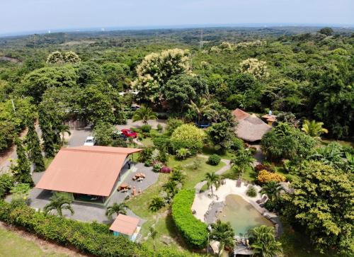 uma vista superior de um resort com um jardim em Cabanas Los Colibris em Copecito