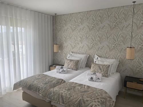 um quarto com uma cama grande com duas canecas em Casa da Zéfinha - Villa, em Cinfães, no Douro em Cinfães