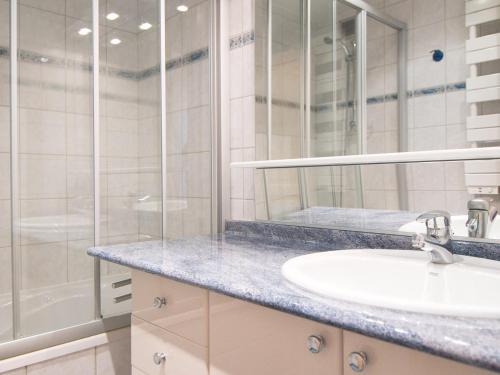 une salle de bain avec un lavabo et une douche dans l'établissement Deux pièces, balcon sud/ouest, près des pistes à Tignes, Wifi exclu Juillet-Aout - FR-1-449-27, à Tignes