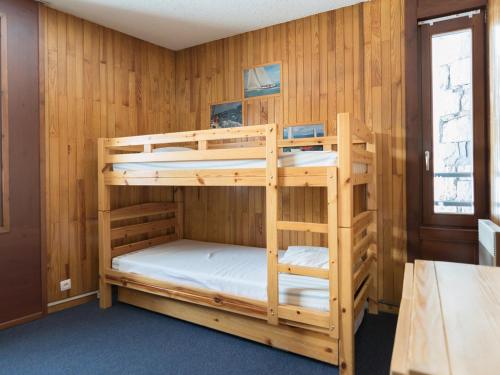 ティーニュにあるAppartement Tignes, 3 pièces, 8 personnes - FR-1-449-22の木製の壁の客室で、二段ベッド2組が備わります。