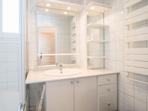 une salle de bain blanche avec un lavabo et un miroir dans l'établissement Appartement spacieux 3 pièces, Tignes, proche des pistes - FR-1-449-59, à Tignes