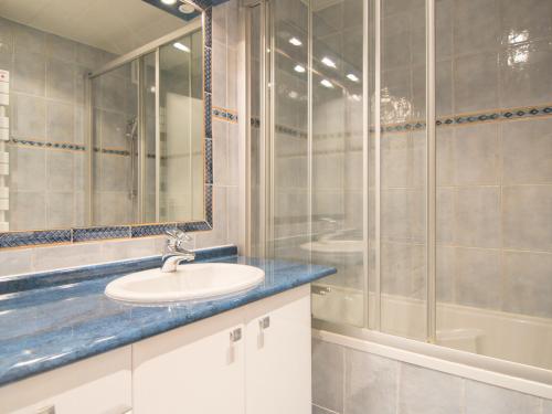 une salle de bain avec un lavabo et une douche dans l'établissement Charmant T2 avec Wifi à 500m des pistes - FR-1-449-121, à Tignes