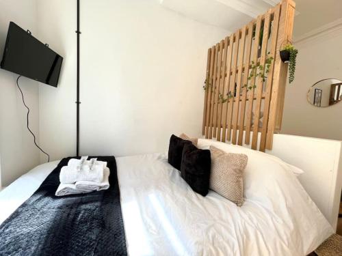 una camera con letto bianco e testiera in legno di Flat 12, 10 St John’s Road a Bournemouth