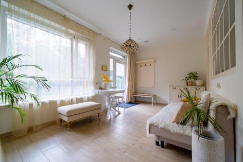 ヴィリニュスにあるCozy apartment in Santariškėsの広いリビングルーム(ベッド1台、テーブル付)