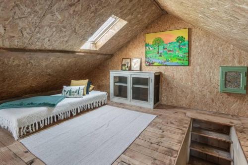 ein Zimmer mit einem Bett und einem Fenster in der Unterkunft Maison Corbionne - Au cœur du Perche in Condeau