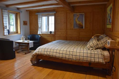 - une chambre avec un lit, une table et des fenêtres dans l'établissement La Cigogne dorée Gite de charme 4 étoiles, à Schiltigheim