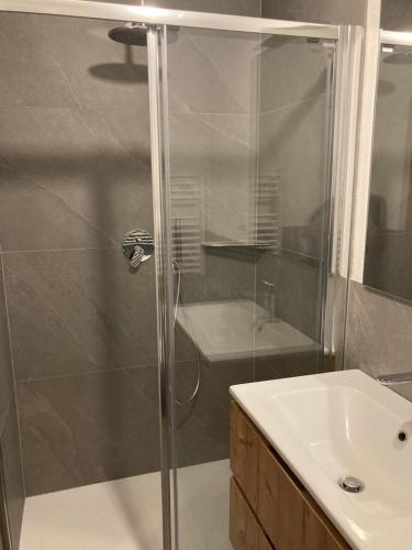 een douche met een glazen deur naast een wastafel bij Casa al Lago di Carezza - Dolomiti in Carezza al Lago