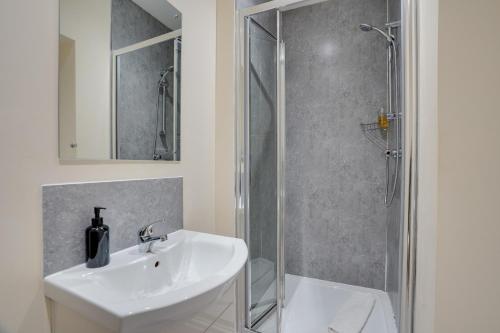 Ένα μπάνιο στο Homesly Guest Rooms, Comfortable En-suite Guest Rooms with Free Parking and Self Check-in