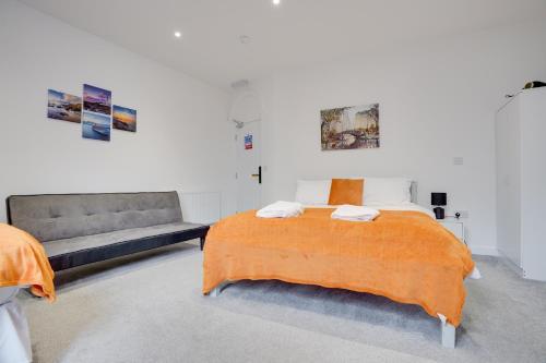 Ένα ή περισσότερα κρεβάτια σε δωμάτιο στο Homesly Guest Rooms, Comfortable En-suite Guest Rooms with Free Parking and Self Check-in