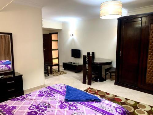 1 dormitorio con 1 cama y sala de estar en Airport hostel room for transit en El Cairo