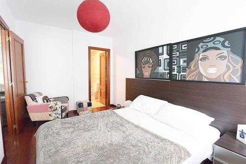 ein Schlafzimmer mit einem Bett und einem großen Wandgemälde in der Unterkunft JUST-ROOM. Apartamento Angelica in Camargo