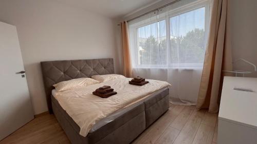 Rovinkaにある2 room Apartment, with terrace, Rovinka, 302のベッドルーム1室(ベッド1台、タオル2枚付)