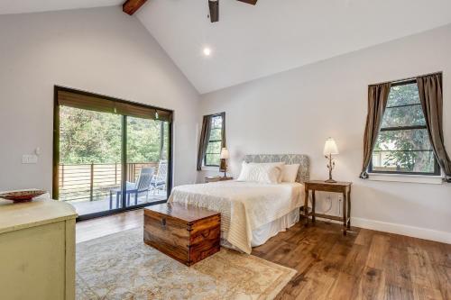 um quarto com uma cama e uma grande janela em New House Cool Pool 4B/3.5B in south Austin em Austin