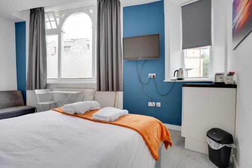 Ένα ή περισσότερα κρεβάτια σε δωμάτιο στο Homesly Guest Rooms, Comfortable En-suite Guest Rooms with Free Parking and Self Check-in