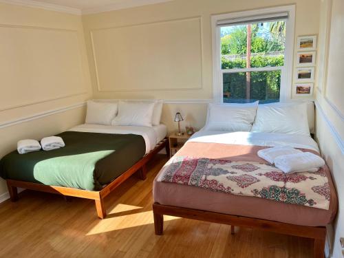 A bed or beds in a room at Spacious Renovated Petaluma Home- Pool Table, Fire Pit, Parking