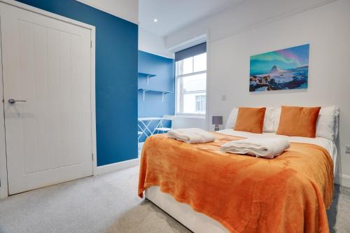 Ένα ή περισσότερα κρεβάτια σε δωμάτιο στο Homesly Guest Rooms, Comfortable En-suite Guest Rooms with Free Parking and Self Check-in