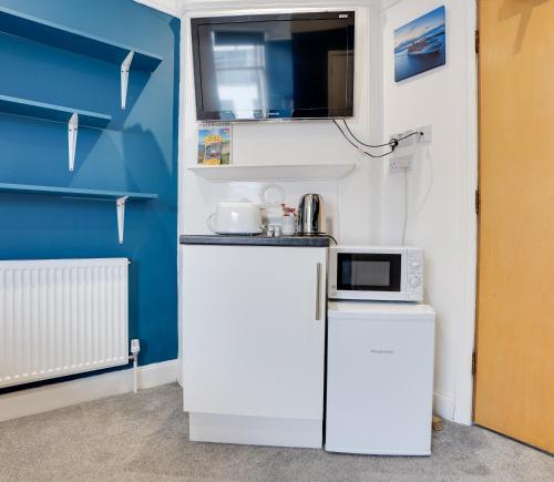 Η κουζίνα ή μικρή κουζίνα στο Homesly Guest Rooms, Comfortable En-suite Guest Rooms with Free Parking and Self Check-in
