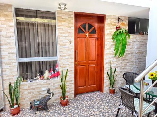 una puerta delantera de una casa con macetas en Hospedaje Celerina & Elio, en Lima