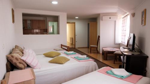 Guesthouse "INES"にあるベッド