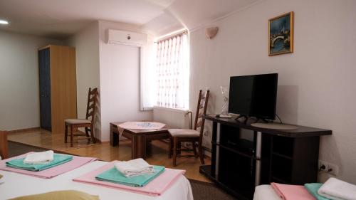 Guesthouse "INES"にあるテレビまたはエンターテインメントセンター