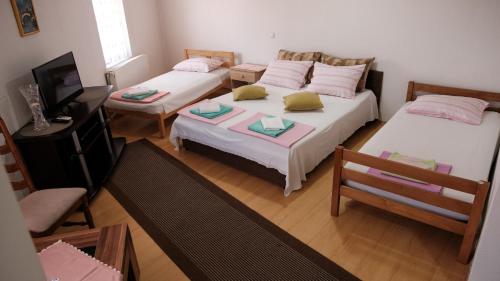 Guesthouse "INES"にあるベッド