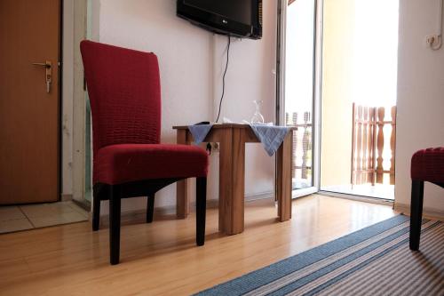 Guesthouse "INES"にあるテレビまたはエンターテインメントセンター