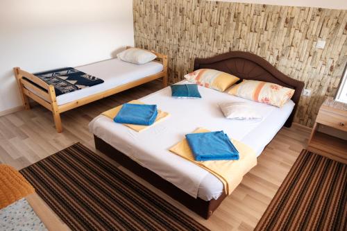 Guesthouse "INES"にあるベッド