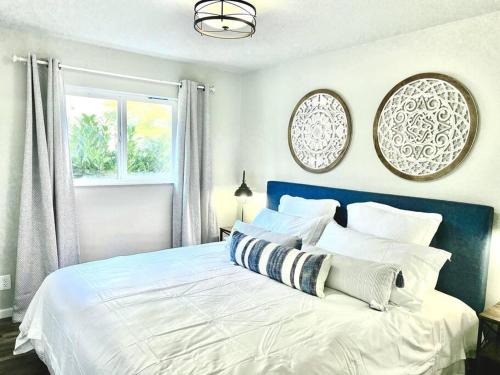 Un dormitorio con una cama azul y blanca y una ventana en Kono Kabana A - an easy walk to all the fun, en Long Beach