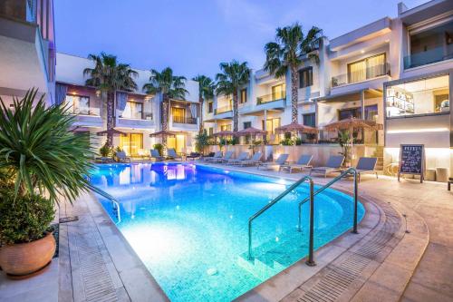 Bazén v ubytovaní Pefki Deluxe Residences alebo v jeho blízkosti