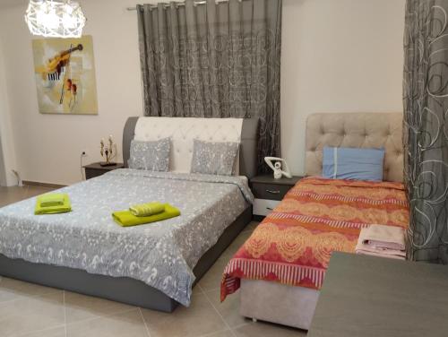 um quarto com uma cama com toalhas amarelas em Romantic room em Korçë