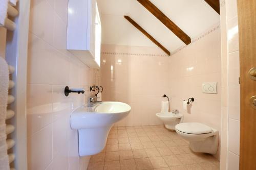 a bathroom with a toilet and a sink and a toilet at Hotel Internazionale in Domodossola