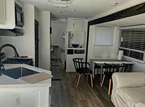Comfy stay in private 2beds, 1bath kitchen RV tesisinde mutfak veya mini mutfak