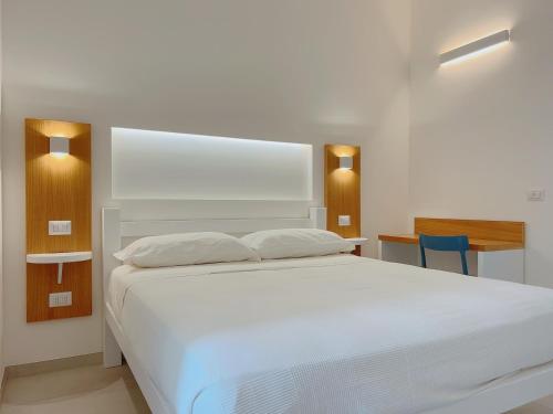 Ένα ή περισσότερα κρεβάτια σε δωμάτιο στο La Casa sulla Spiaggia Torre San Giovanni